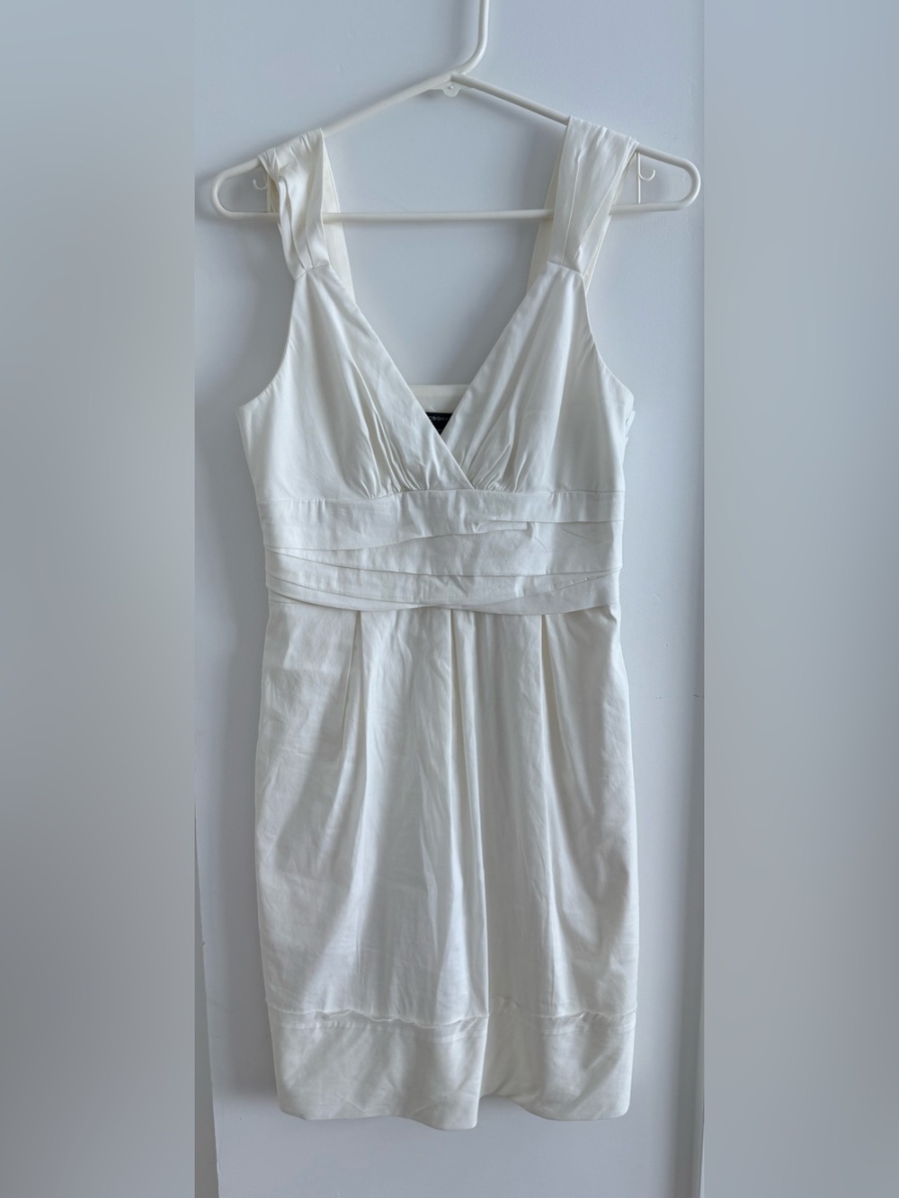 BCBGMaxAzria White Sleeveless V-Neck Empire Dress